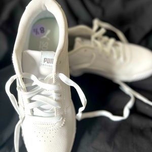 Women’s Pumas Tennis Shoes